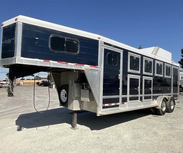 1 2005 Jamco 4 Horse Gooseneck Trailer