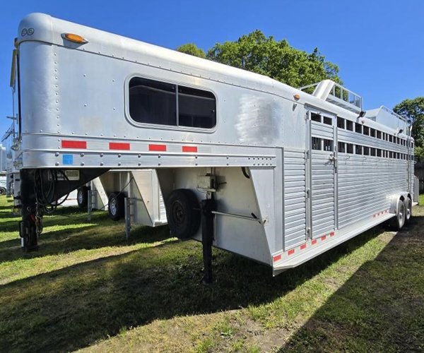 1 2006 C&C 4 Horse Gooseneck Trailer