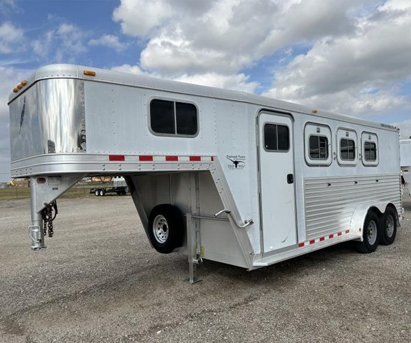 2000 Featherlite 3H GN with Dressing Room Horse Trailer