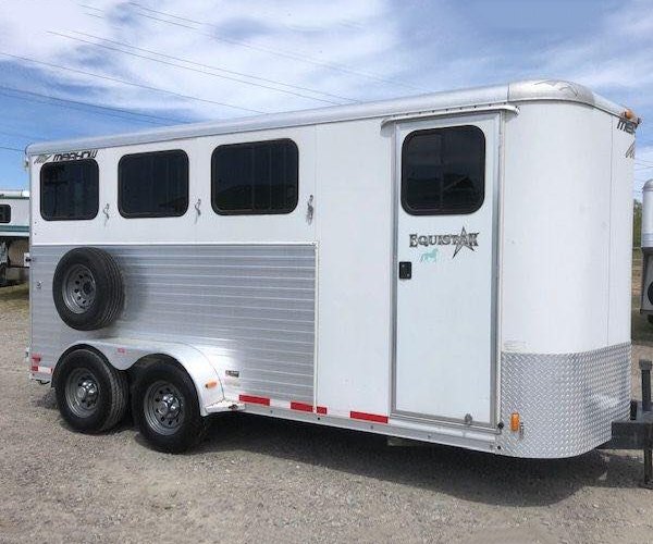 1 2010 Merhow 3 Horse Slant Load Bumper Pull