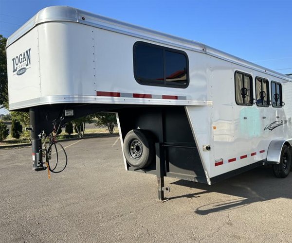 1 2022 Logan Coach Crossfire 3 Horse Gooseneck