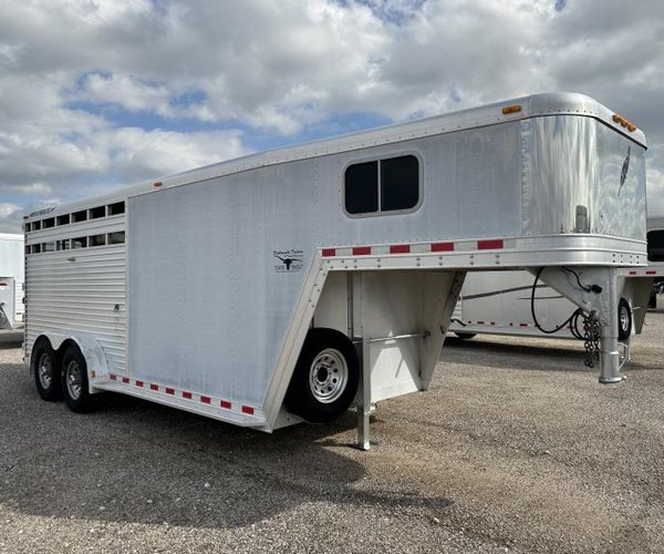 2000 Featherlite 3H GN with Dressing Room Horse Trailer