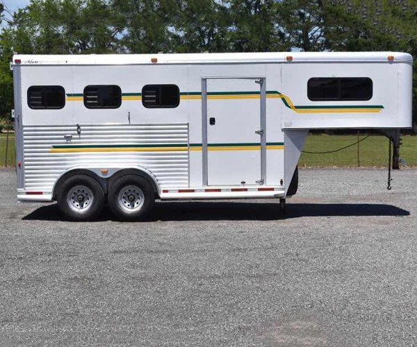 2 2006 Adam 7302 3 Horse Trailer