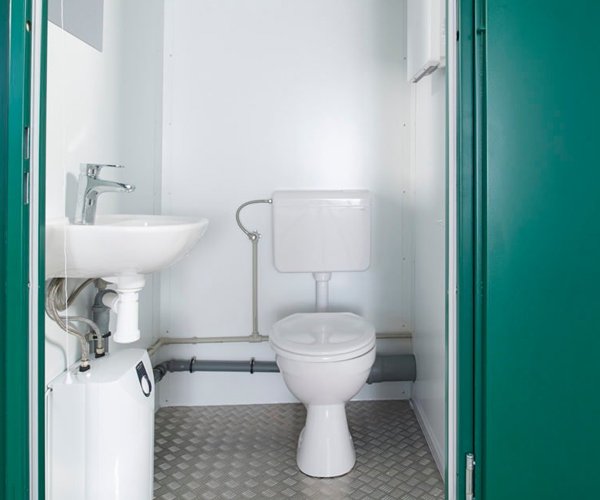 2 Double Mains Toilet 8Ft x 5Ft
