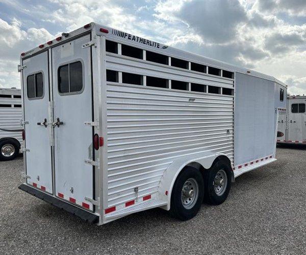 2000 Featherlite 3H GN with Dressing Room Horse Trailer