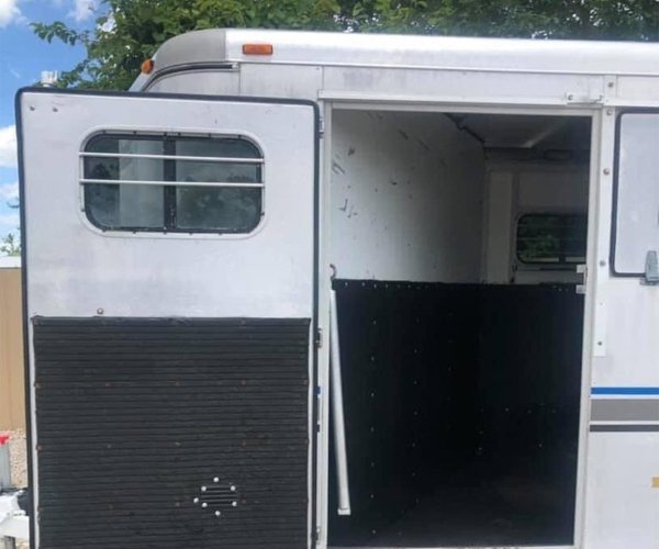 1998 Sundowner 3 Horse Slant