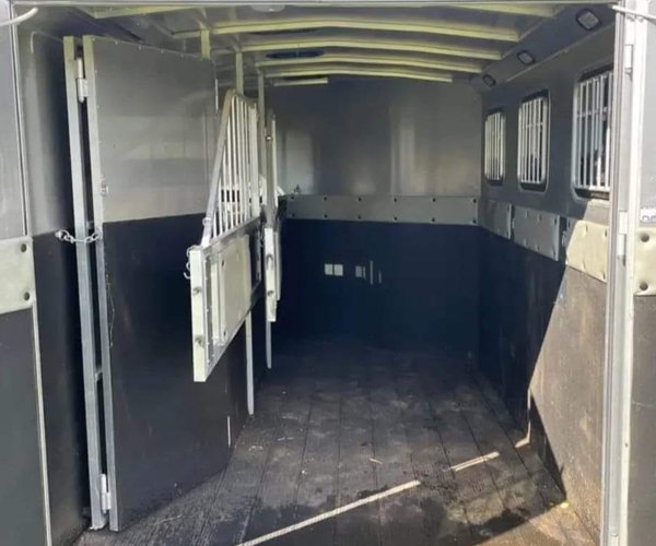 2005 classic aluminum 3 Horse monarch 16 foot